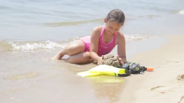 Little girl playing on the sea — Stock Video