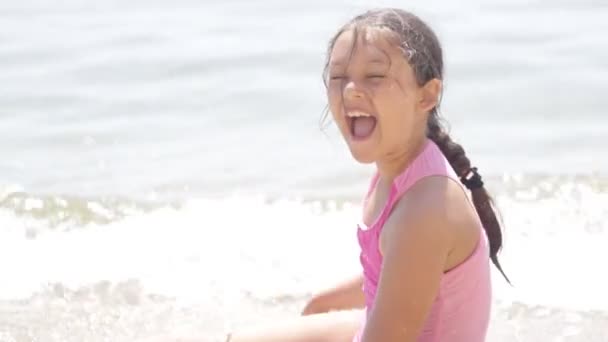 Enfant drôle jouant sur la mer — Video