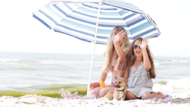 Moeder, dochter en zonnebrandcrème — Stockvideo