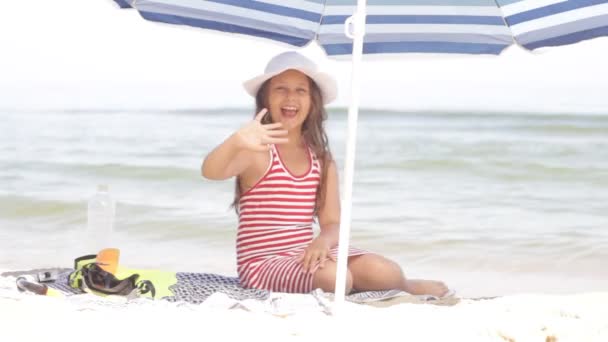 Niño saludando y el mar — Vídeos de Stock