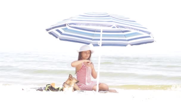 Mädchen und eine Flasche Wasser auf dem Meer — Stockvideo