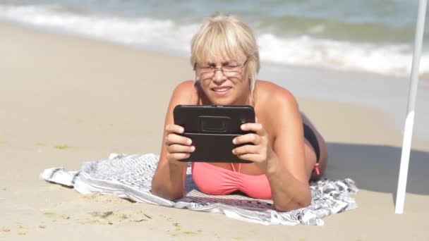 Frau und ein elektronisches Tablet — Stockvideo