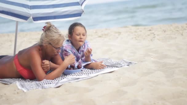 Lanche no mar — Vídeo de Stock