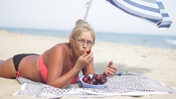 Mujer comiendo en el mar — Vídeos de Stock