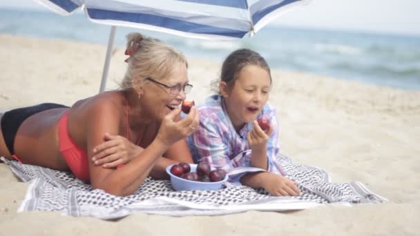 Mormor med sitt barnbarn i havet — Stockvideo