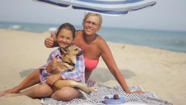 Menschen zeigen Daumen auf dem Meer — Stockvideo