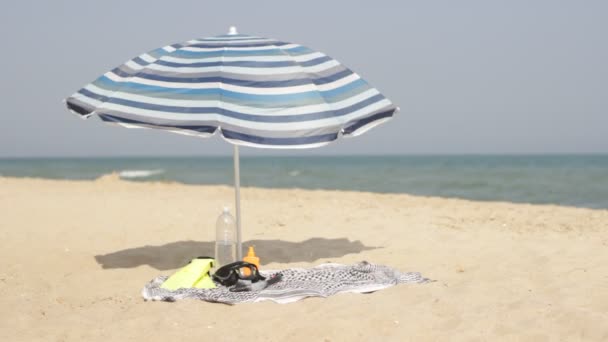 Regenschirm, Wasser, Ausrüstung zum Schnorcheln im Meer — Stockvideo