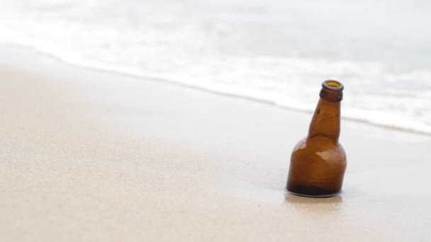 Flaska på stranden — Stockvideo