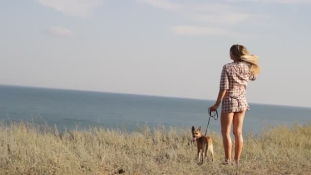 Mulher e cão perto do mar — Vídeo de Stock