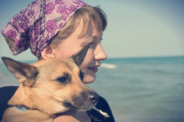 Chica y perro en el mar —  Fotos de Stock