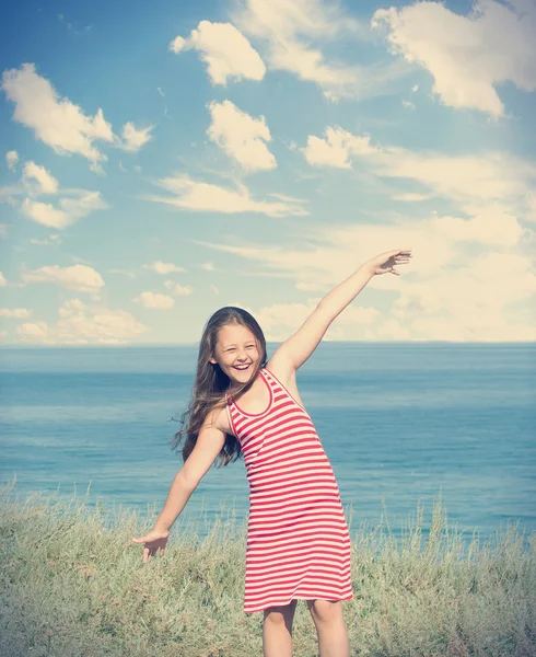 Happy kid och havet — Stockfoto