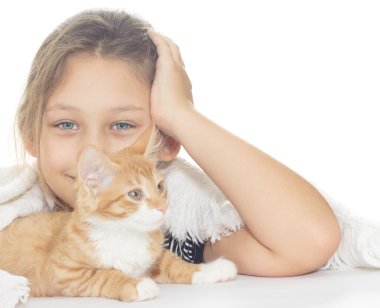 kız ve izole beyaz bir arka plan üzerinde yavru kedi