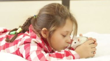 Kız ve evde beslenen hayvan iri fare