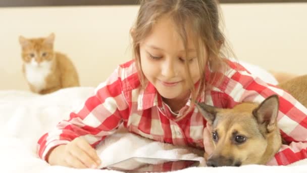 Girl with animals and tablet — Stock Video