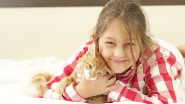 Девушка и рыжая кошка — стоковое видео