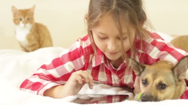 Girl with animals and tablet — Stock Video