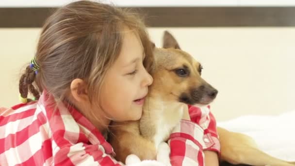 Menina e bonito cachorrinho — Vídeo de Stock