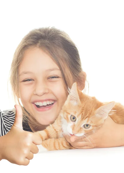 Menina e gatinho olha e mostra o polegar em um fundo branco — Fotografia de Stock
