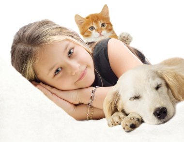  kız ve yavru kedi ve köpek yavrusu