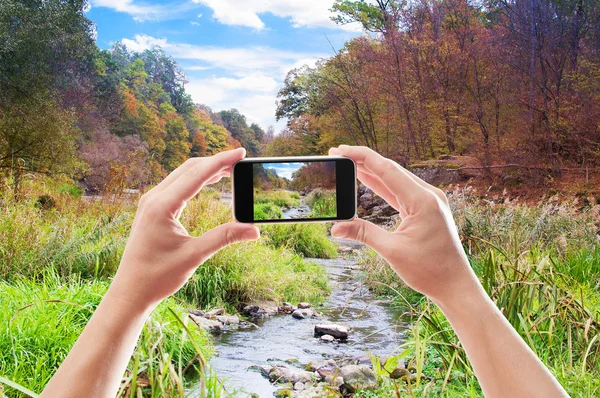 Bergrivier in de herfst — Stockfoto