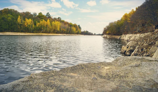 Bellissimo paesaggio autunnale - il fiume — Foto Stock