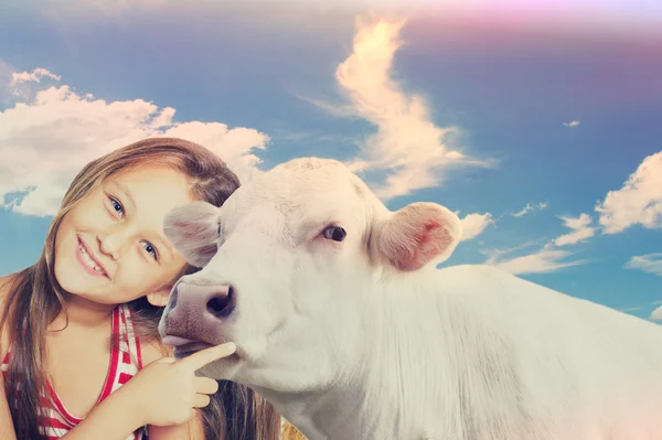 Niño y una vaca — Foto de Stock