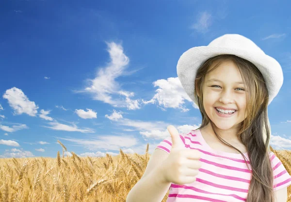 少女と小麦のフィールド — ストック写真
