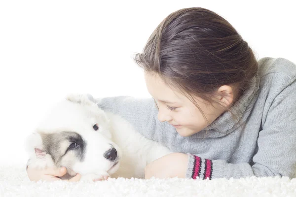 Petite fille et chiot — Photo