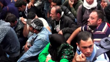 BUDAPEST, HUNGARY - 2015 AUTUMN: Budapeşte 'deki tren istasyonunda göçmenler ve mülteciler. Suriye ve Orta Doğu 'daki insanlar. 4K, UHD 'de çekilmiş.