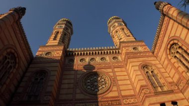 Budapeşte 'nin merkezindeki Yahudi sinagogu. Macaristan. 4K, UHD 'de çekilmiş.