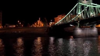 Budapeşte 'de Tuna Nehri üzerindeki köprü. Macaristan. İyi geceler, ışıklar. 4K, UHD 'de çekilmiş.