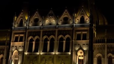 Budapeşte 'deki Macar Parlamentosu. İyi geceler, ışıklar. 4K, UHD 'de çekilmiş.