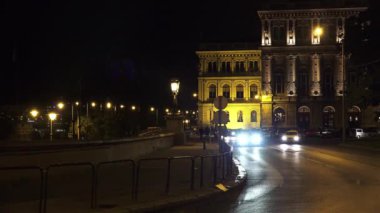 Budapeşte. İyi geceler. Mimarlık, eski evler, sokaklar ve mahalleler. Macaristan. 4K, UHD 'de çekilmiş.
