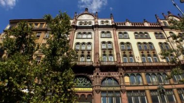 Budapeşte. Mimarlık, eski evler, sokaklar ve mahalleler. Macaristan. 4K, UHD 'de çekilmiş.