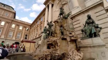 Buda Şatosu Matthias çeşmesi. Macaristan. 4K, UHD 'de çekilmiş.