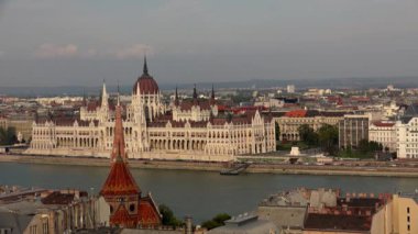 Budapeşte 'deki Macar Parlamentosu. 4K, UHD 'de çekilmiş.