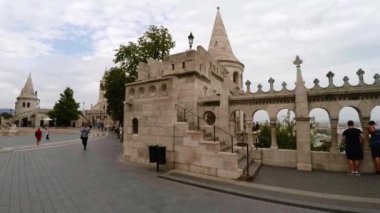 Budapeşte 'deki balıkçı kalesi. Macaristan. 4K (ultra yüksek çözünürlüklü (UHD))).