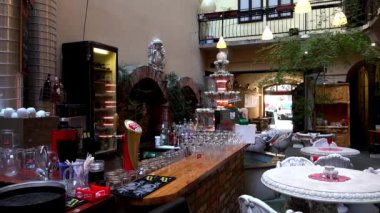 Çeşmeli rahat bir kafe. 4K, UHD 'de çekilmiş.