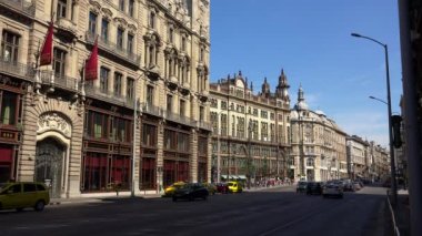 Budapeşte. Mimarlık, eski evler, sokaklar ve mahalleler. Macaristan. 4K, UHD 'de çekilmiş.