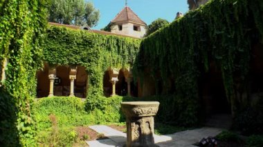 Macaristan, Budapeşte 'deki Vajdahunyad kalesi. 4K, UHD 'de çekilmiş.