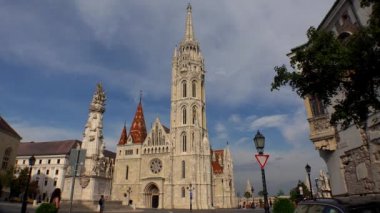 Budapeşte 'deki Matthias Kilisesi. Macaristan. 4K, UHD 'de çekilmiş.