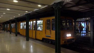 Budapeşte 'de Metro. Metrodaki tren. 4K, UHD 'de çekilmiş.