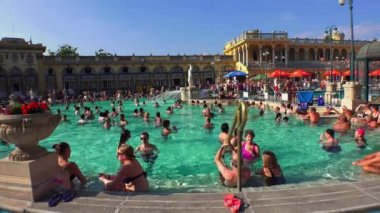 Szechenyi Hamamları, geleneksel Macar termal banyo kompleksi ve spa tedavisi. Macaristan. 4K, UHD 'de çekilmiş.