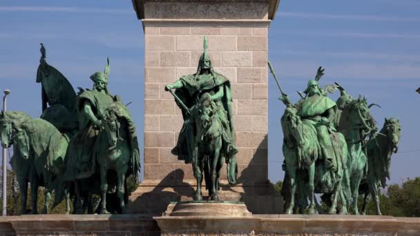 Monumento Uma Escultura Praça Dos Heróis Budapeste Hungria Tiros Uhd — Vídeo de Stock