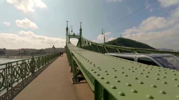Puente Sobre Río Danubio Budapest Hungría Disparo Uhd — Vídeo de stock
