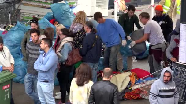 Budapest Hungary Autumn 2015 Immigrants Refugees Dismantled Clothes Warm Clothes — Αρχείο Βίντεο