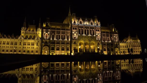 Parlamento Húngaro Budapest Buenas Noches Luces Disparo Uhd — Vídeo de stock