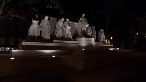 Monumento Una Escultura Budapest Hungría Buenas Noches Luces Disparo Uhd — Vídeo de stock