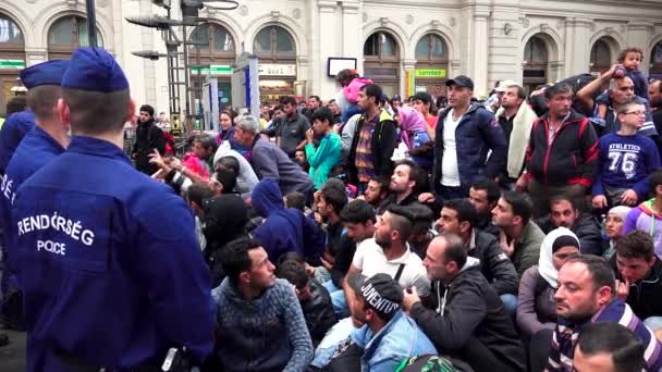 Budapest Hungary 2015 Autumn Budapeşte Deki Tren Istasyonunda Göçmenler Mülteciler — Stok video