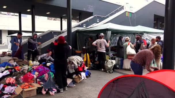 Budapest Hungary Autumn 2015 Immigrants Refugees Dismantled Clothes Warm Clothes — Αρχείο Βίντεο